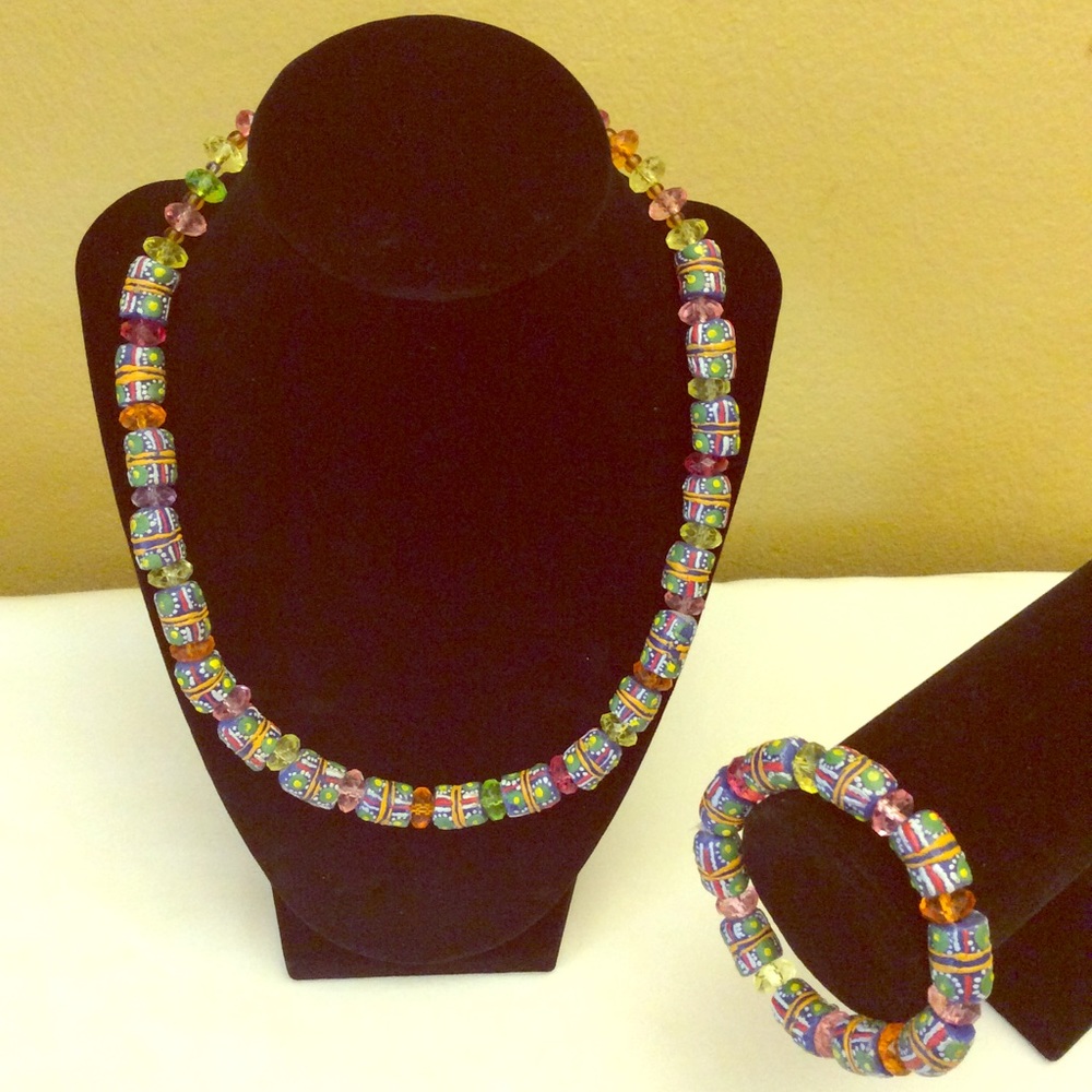 Set of multicolored beads necklace and earrings